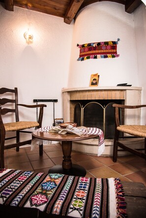 Apartment, 1 Schlafzimmer | Wohnbereich | Fernseher, Kamin