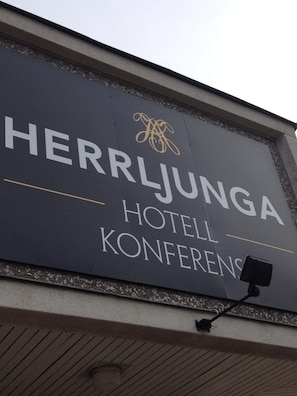 Señal para el Hotel Herrljunga, indicando que es un lugar para conferencias.