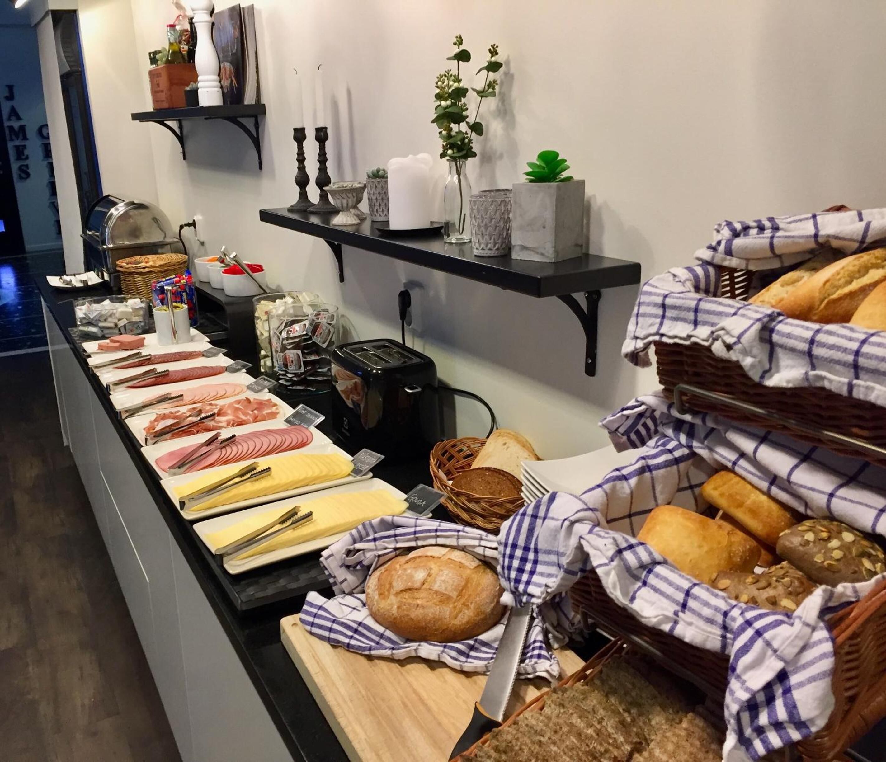 Lunsj og middag serveres