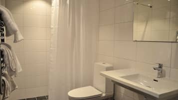 Studio Suite Bisnis | Kamar mandi | Shower, pengering rambut, dan handuk