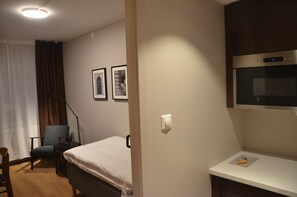 Business Studio | Laptop workspace, blackout drapes, soundproofing, iron/ironing board - Hotell Zäta Longstay (Östersund)