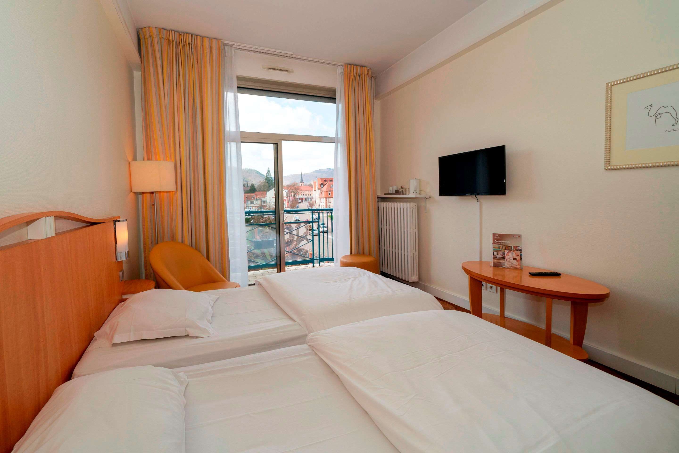 deluxe double or twin room | minibar, in-room safe, desk, blackout curtains