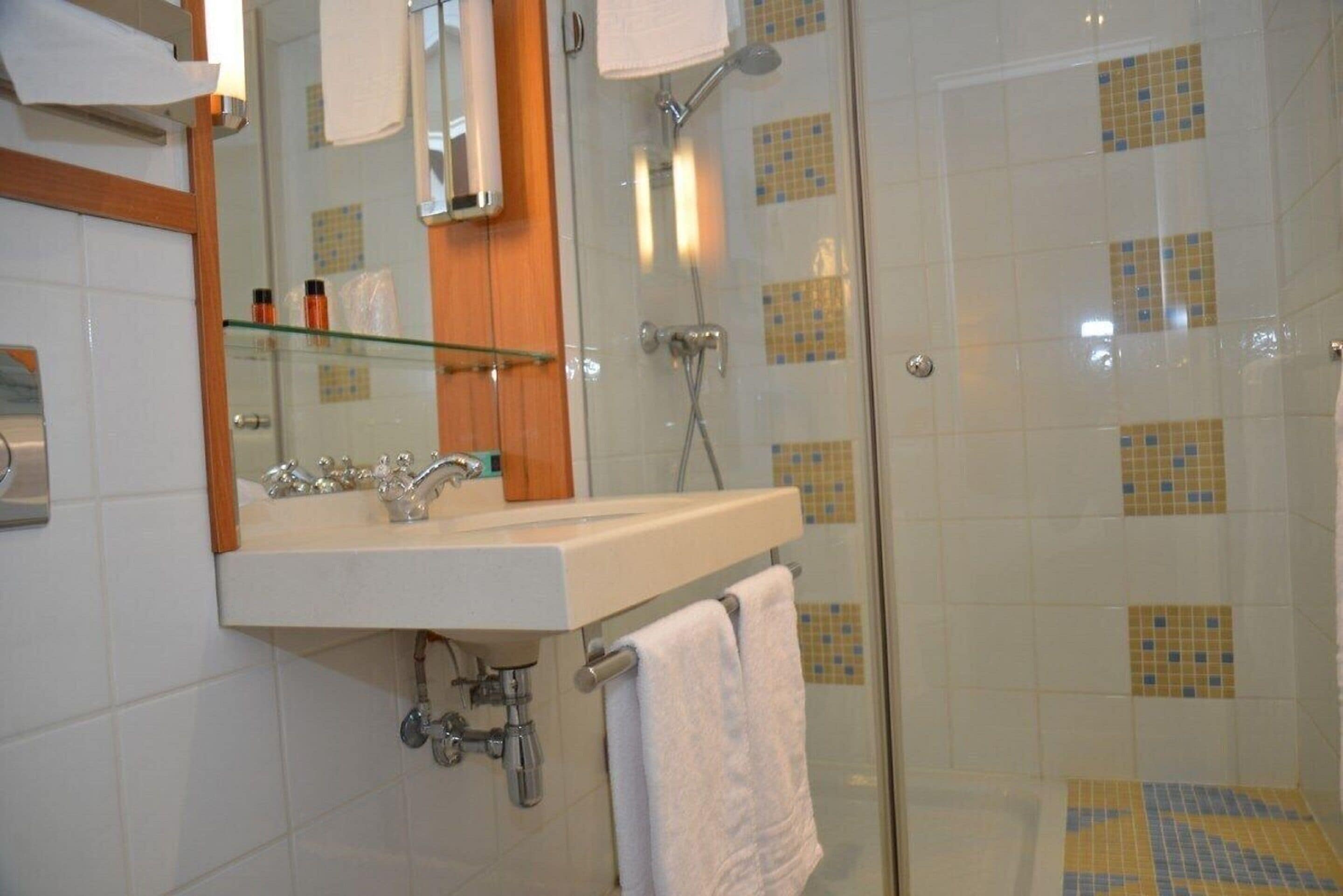 standard single room | bathroom | hair dryer, towels