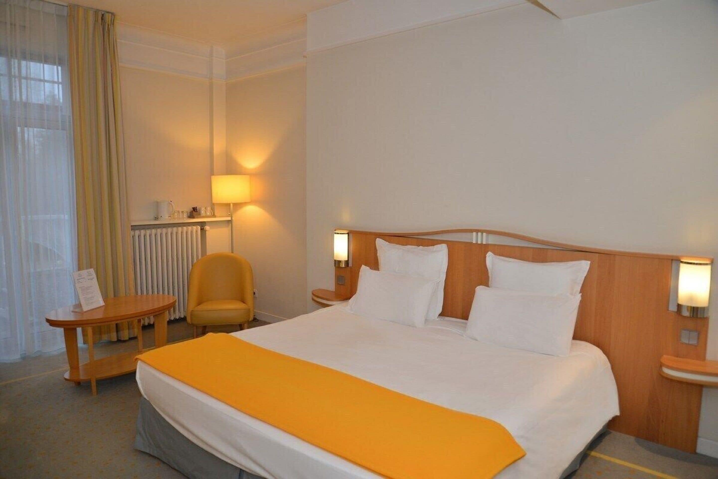 deluxe double or twin room | minibar, in-room safe, desk, blackout curtains