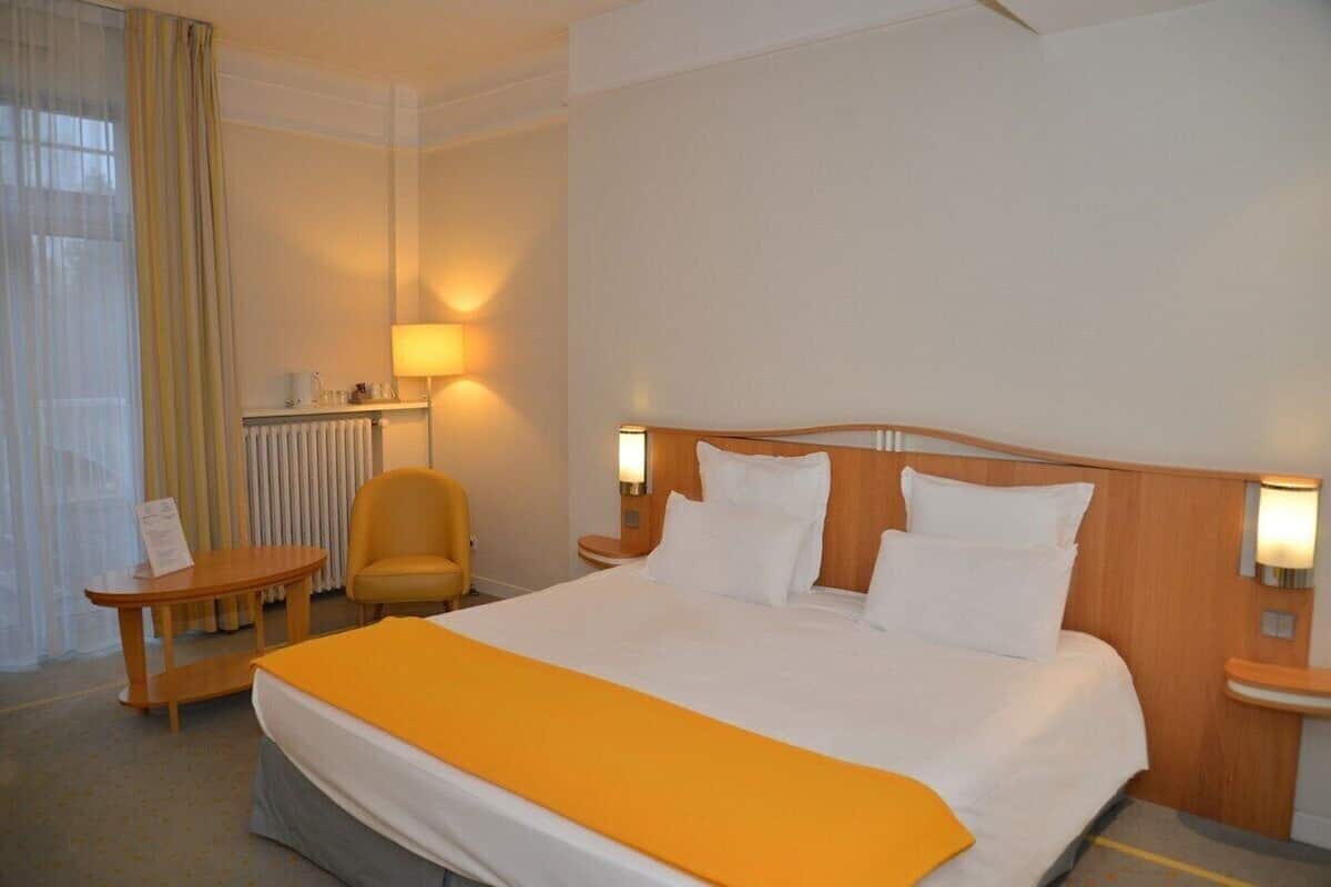 deluxe double or twin room | minibar, in-room safe, desk, blackout curtains