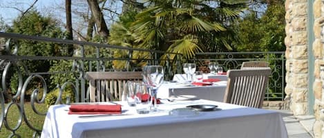 Déjeuner et dßner servis sur place, vue sur le jardin