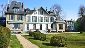 Vista frontal de la propiedad