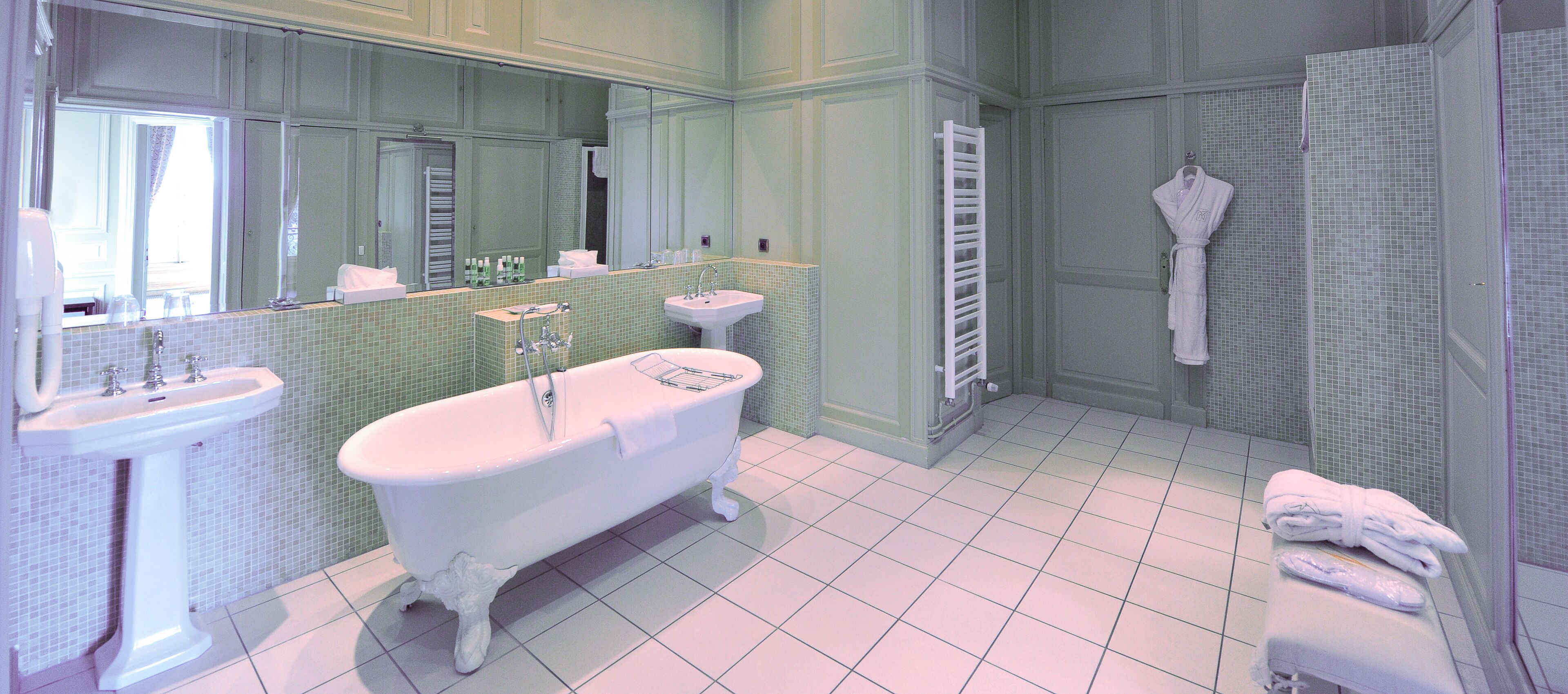 suite for 2 – double or twin  | bathroom | free toiletries, hair dryer, bathrobes, slippers