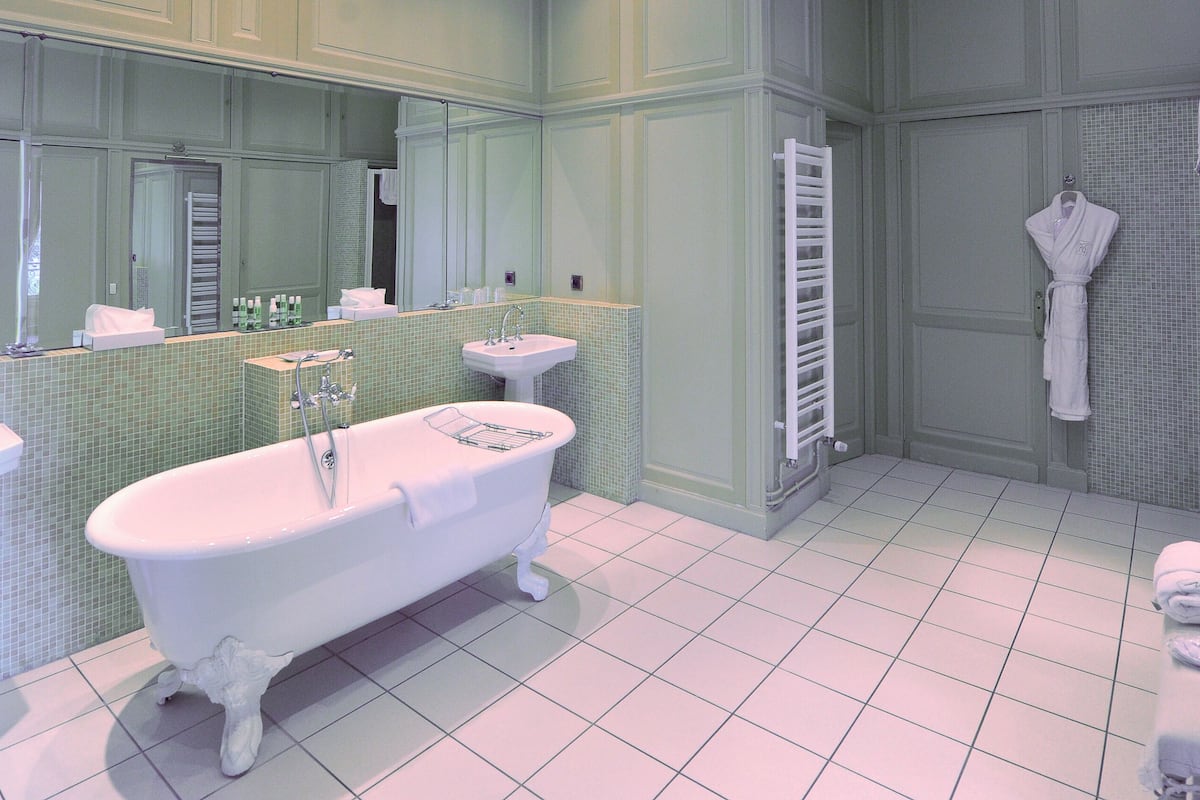 suite for 2 – double or twin  | bathroom | free toiletries, hair dryer, bathrobes, slippers