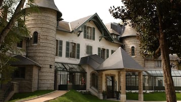 Vista frontal de la propiedad por la tarde o noche