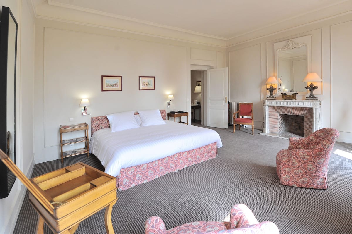 suite for 2 – double or twin  | premium bedding, minibar, in-room safe, desk