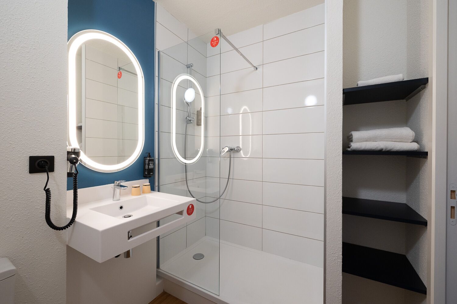 1 bedroom, premium bedding, desk, laptop workspace