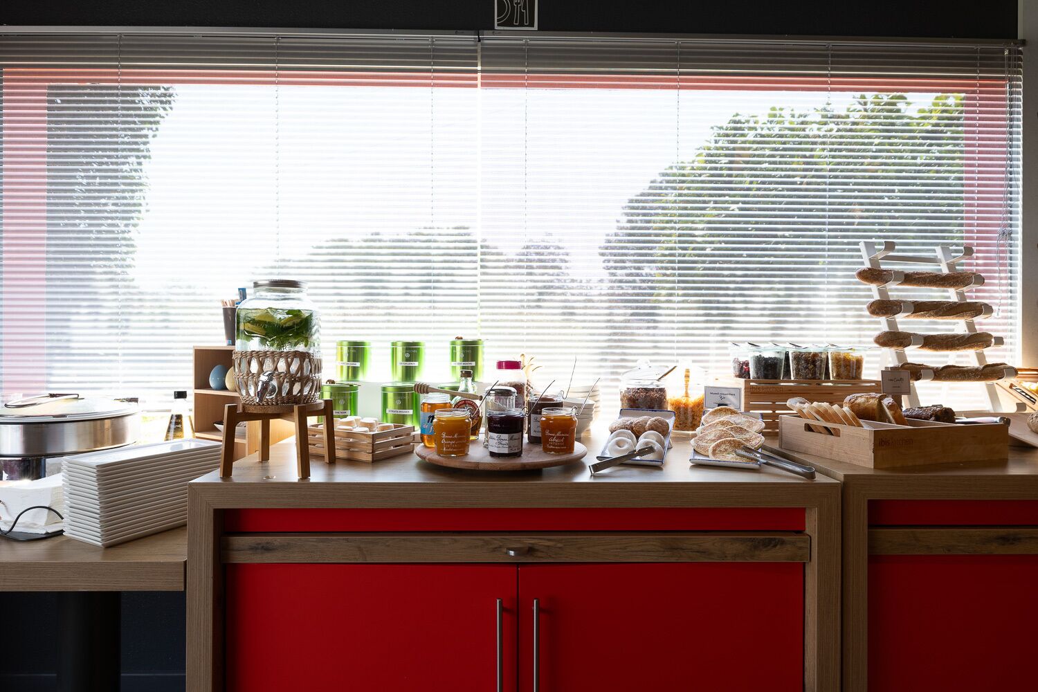 Un buffet de petit-déjeuner proposant une variété d’aliments et d’accompagnements.