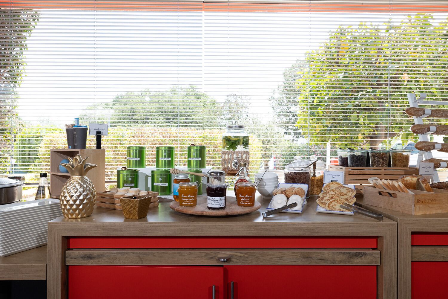 Buffet de l'esmorzar amb diverses plats i ingredients.