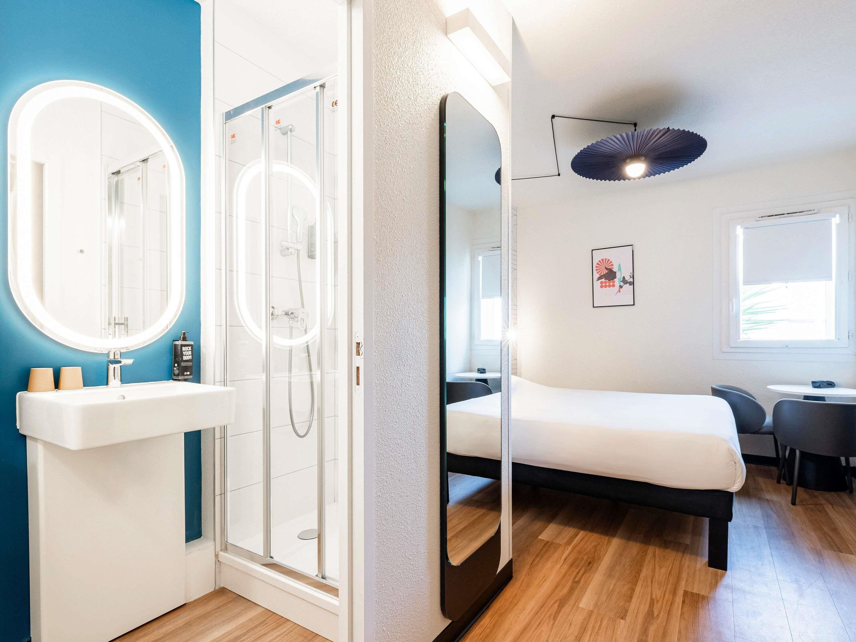 1 bedroom, premium bedding, desk, laptop workspace