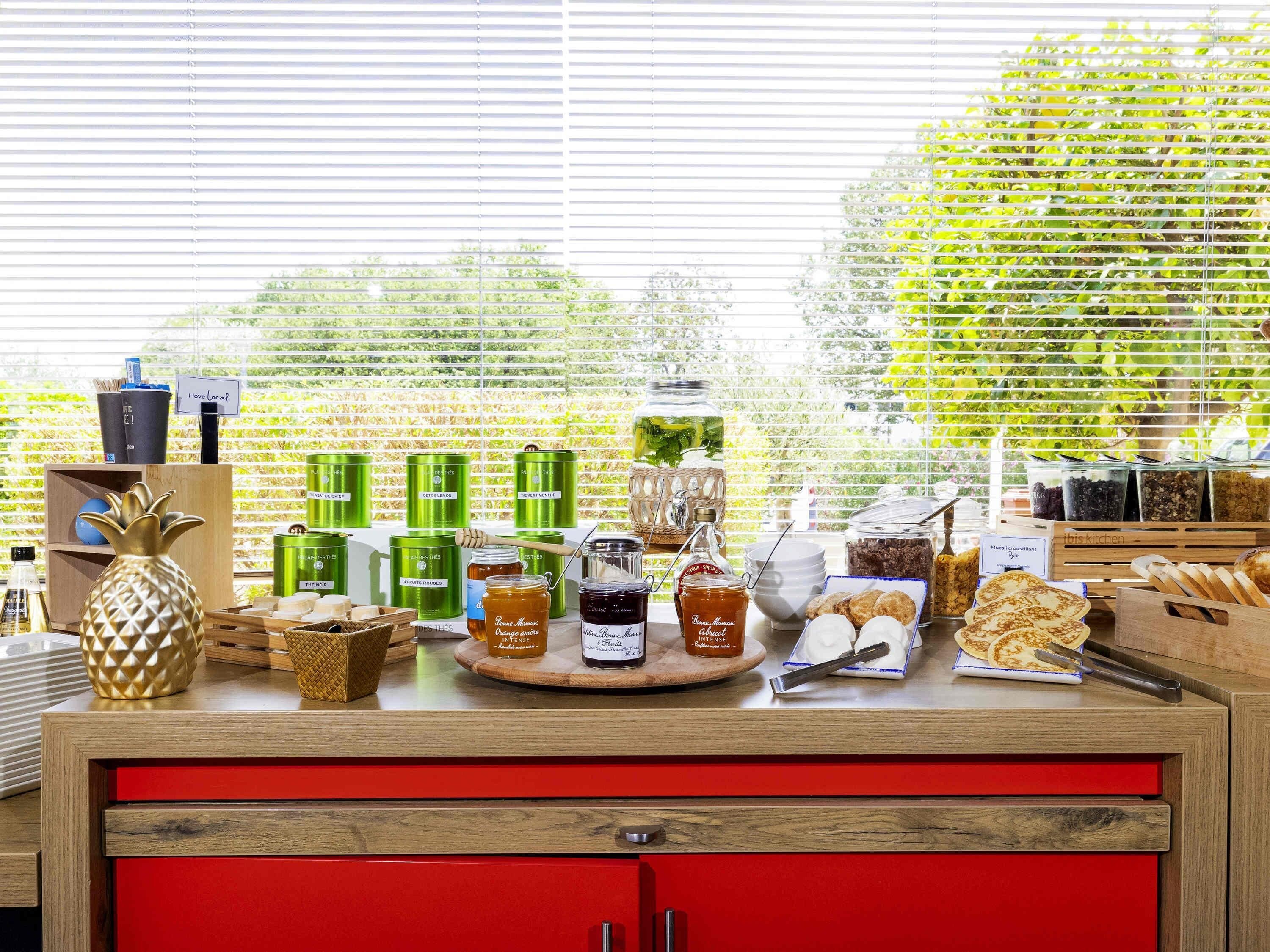 Un buffet de petit-déjeuner proposant une variété d’aliments et d’accompagnements.