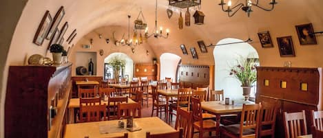 Déjeuner servi sur place, spécialités Cuisine locale, vue sur le jardin