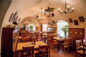 Serveert lunch, diner, lokale gerechten, tuinzicht 