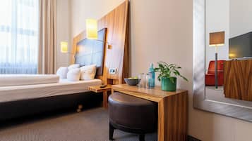 Minibar, pengeskab på værelset, skrivebord