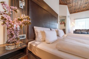 Suite junior | Minibar, caja fuerte, escritorio y espacio para trabajar con un portátil