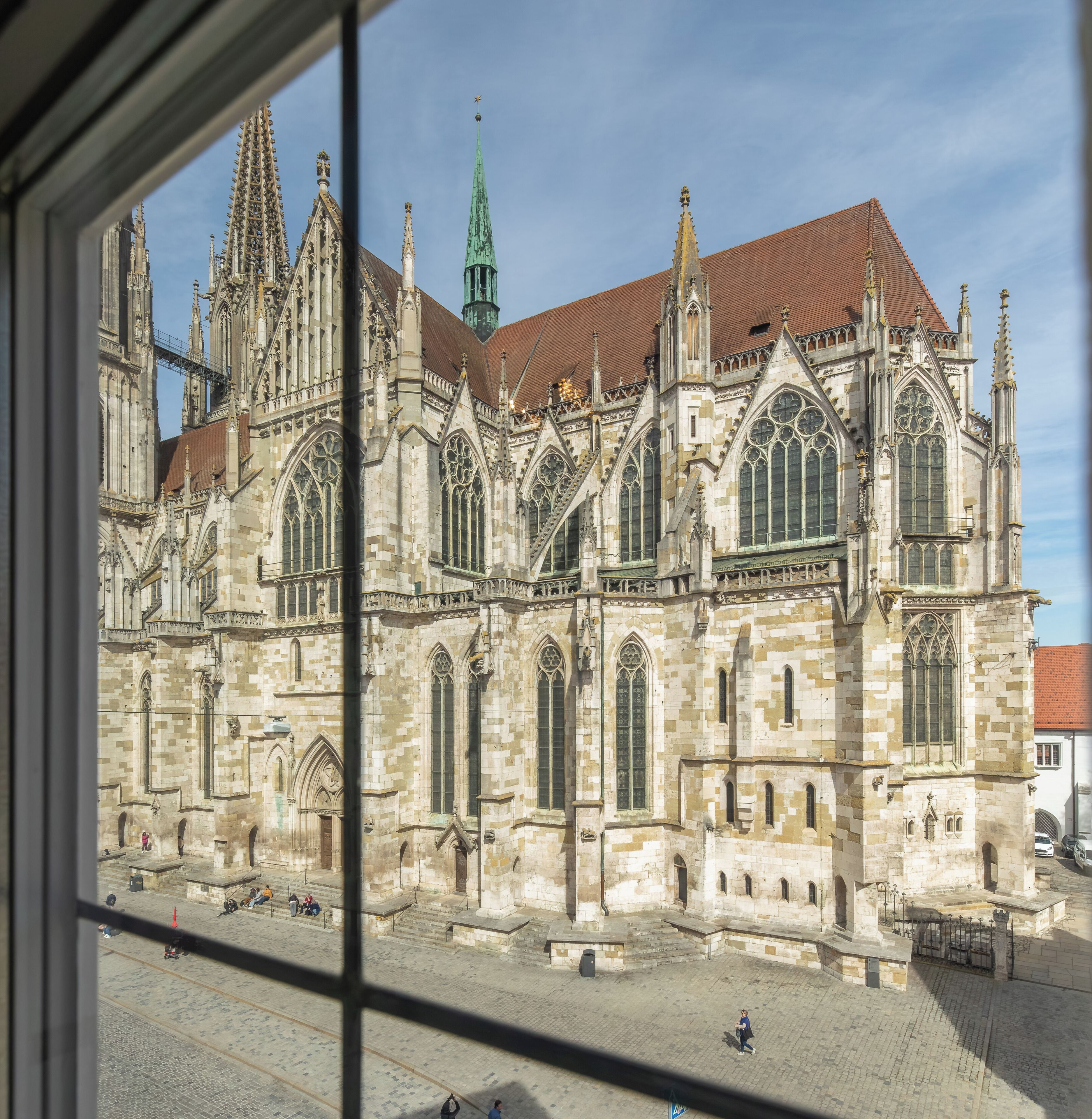Una catedral histórica con arquitectura gótica, que presenta arcos apuntados y un gran rosetón.