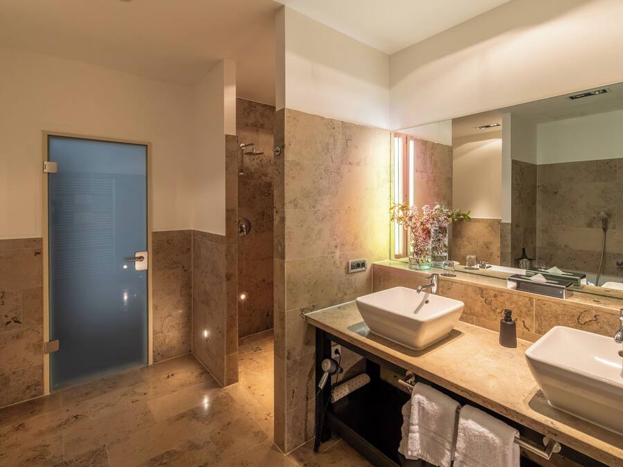Klassieke suite | Badkamer | milieuvriendelijk toiletgerief, een haardroger, handdoeken, zeep