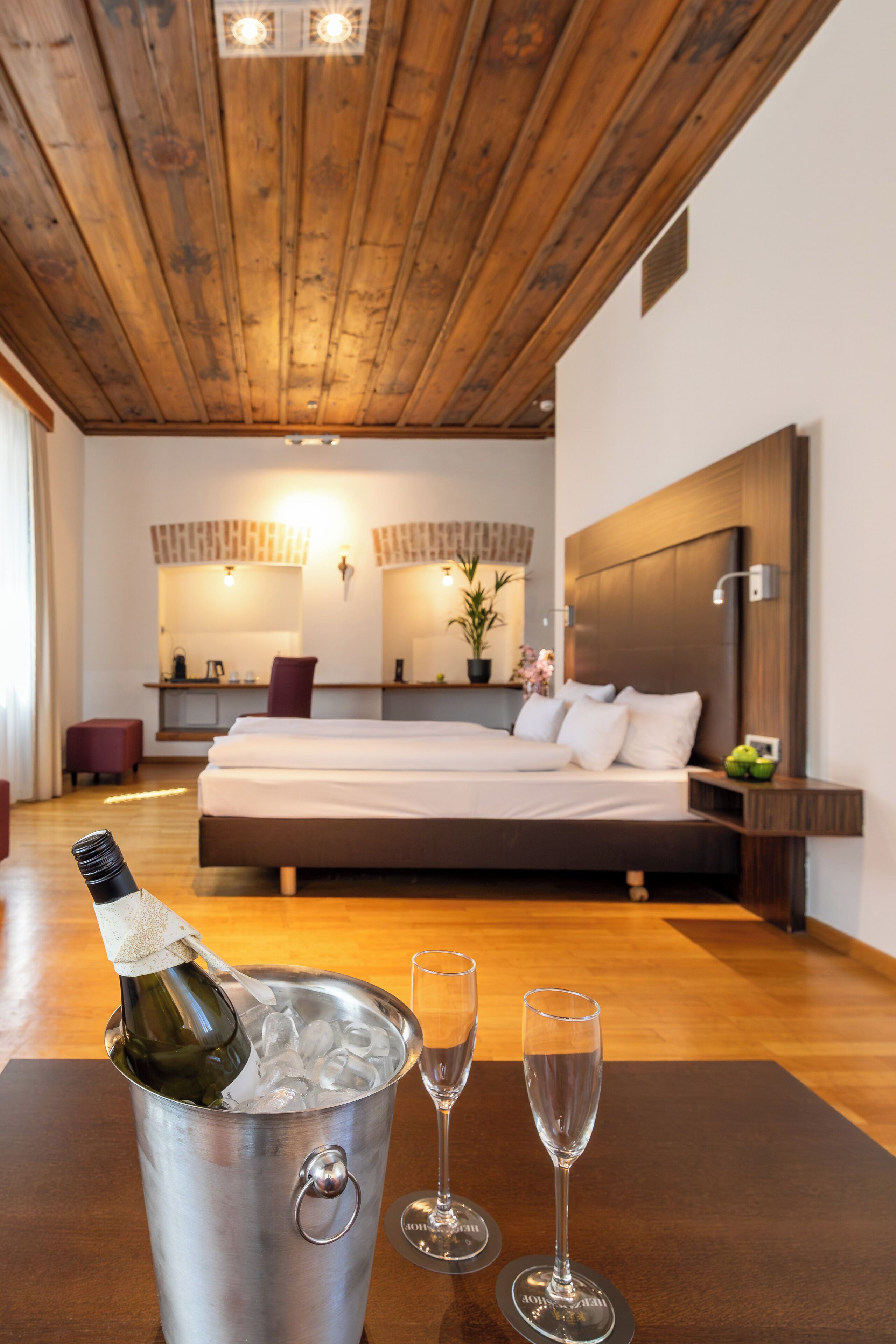 Junior Suite | Minibar, in-room safe, desk, laptop workspace