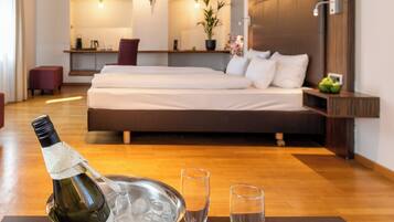 Junior Suite | Minibar, in-room safe, desk, laptop workspace
