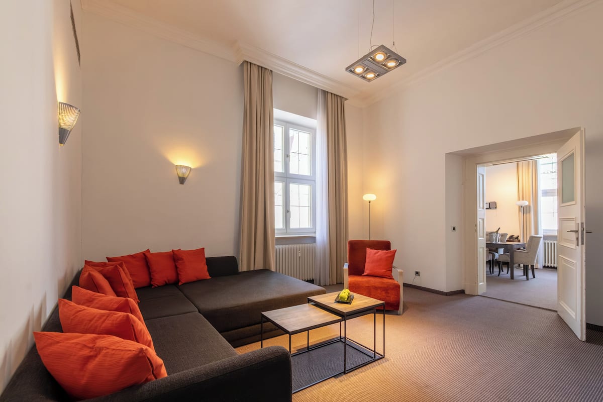 Classic Suite | Living area | 24-inch flat-screen TV with satellite channels, TV