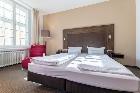 Habitación Confort con 1 cama matrimonial o 2 individuales | Minibar, caja de seguridad en la habitación y escritorio 