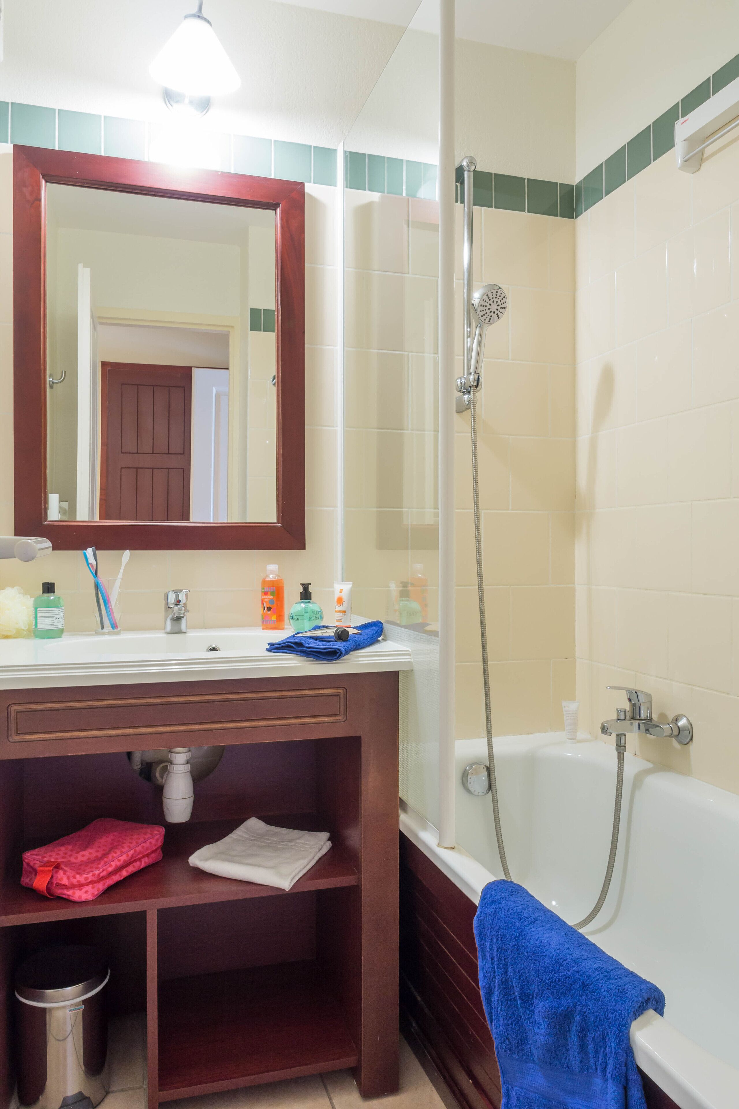 Ein Badezimmer mit Waschbecken, Spiegel und Dusche.