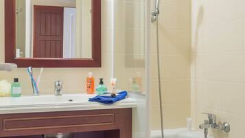 Ein Badezimmer mit Waschbecken, Spiegel und Dusche.