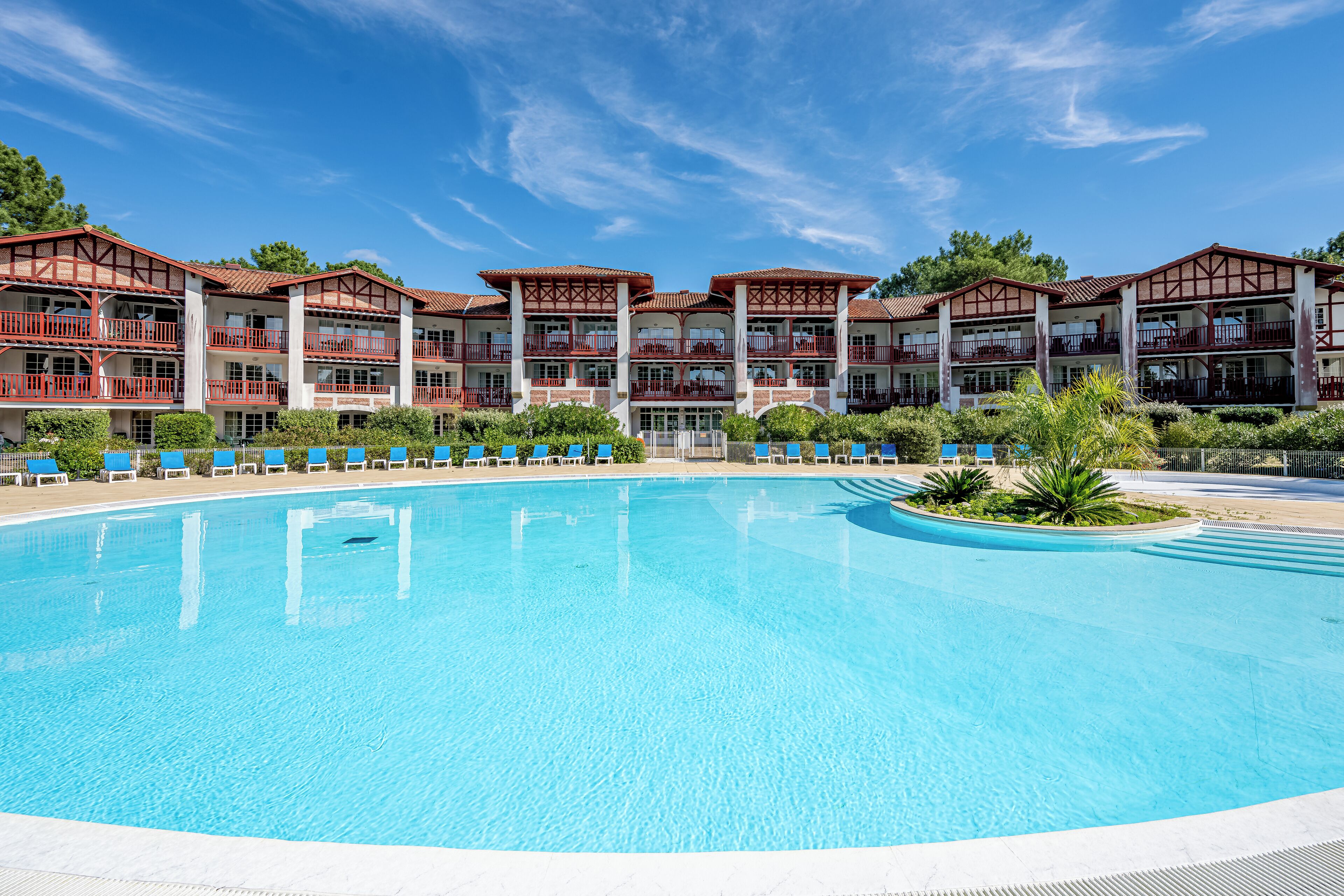 Piscina externa sazonal, espreguiçadeiras