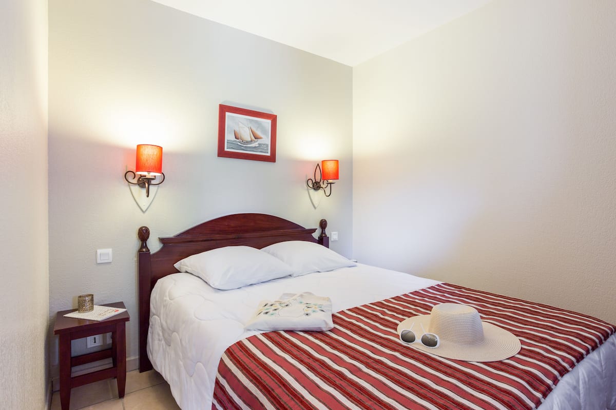 Apartment 7 people - 1 bedroom + 1 sleeping alcove - Terrace or balcony | 1 bedroom, iron/ironing board, cribs/infant beds, bed sheets