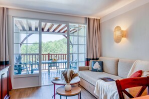 Appartement 6 personnes - 1 chambre + 1 coin nuit - Terrasse ou balcon - Rénové | Coin séjour