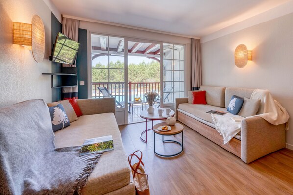 Apartment, 2 Schlafzimmer, Balkon | Wohnbereich | Fernseher, Bücher