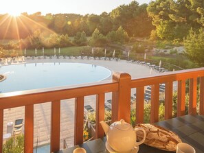 Apartment for 8 people - 2 bedrooms + 1 sleeping area - Terrace or balcony - Renovated | Terrace/patio