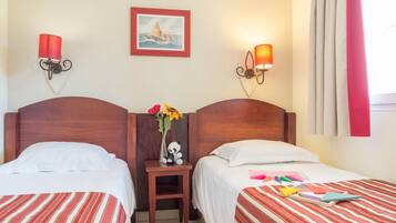 1 غرفة نوم ومكواة/لوح كي وأسرّة أطفال/رضّع وملاءات أسرّة