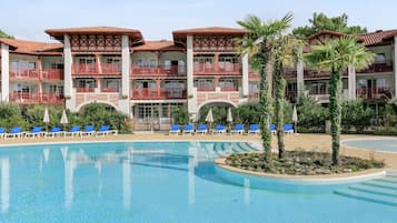 حمّام سباحة خارجي موسمي، مقاعد للتشمس