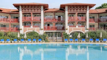 حمّام سباحة خارجي موسمي، مقاعد للتشمس