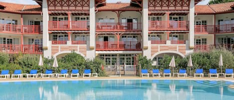 Alberca al aire libre por temporada y camastros