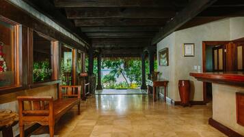 Lobby-Lounge
