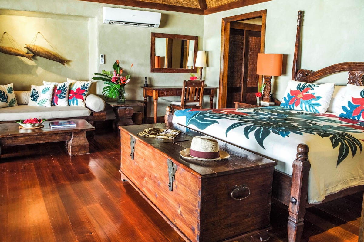 Bungalow | Luxe beddengoed, een minibar, een kluis op de kamer, een bureau
