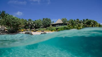 In Strandnähe, weißer Sandstrand, Liegestühle, Strandtücher