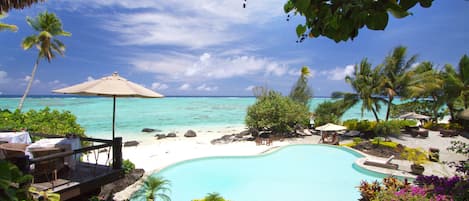 Piscine extérieure, parasols de plage, chaises longues