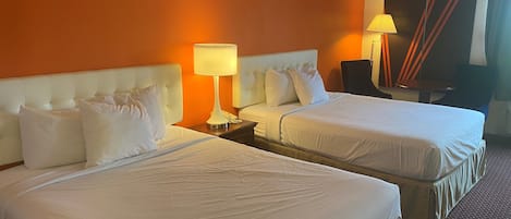 Standardrum - 2 queensize-sÀngar | Skrivbord, arbetsyta för laptop, gratis barnsÀngar och extrasÀngar