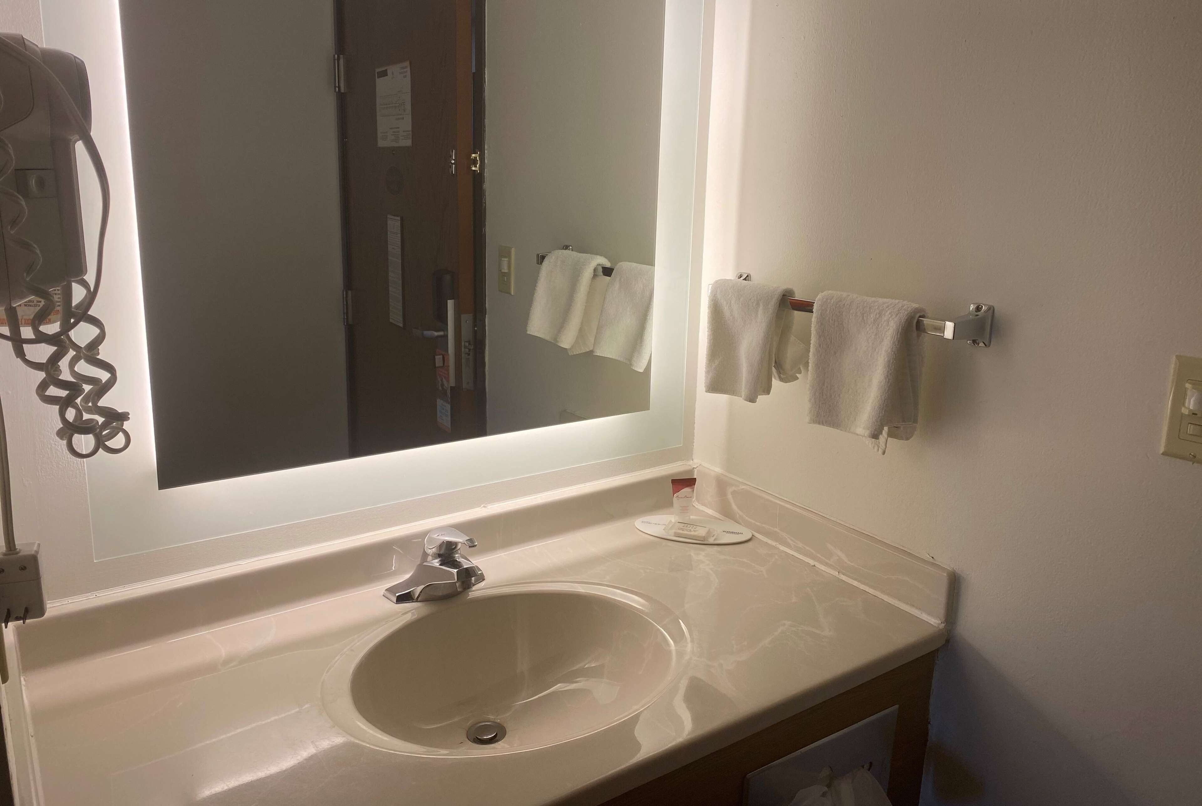 Combined shower/bathtub, hair dryer, towels