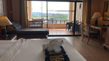 Suite | Minibar, in-room safe, desk, WiFi