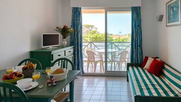 Een 40-cm televisie met digitale zenders en een tafeltennistafel