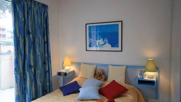 Iron/ironing board, cots/infant beds
